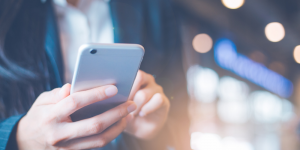 mesa redonda com equipamentos