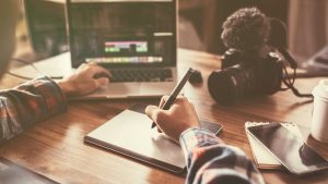 jovem escrevendo roteiro de vídeo para seu negócio