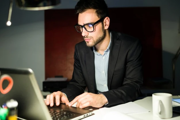 Handsome jovem empresario trabalhando com laptop no escritorio 1301 3993