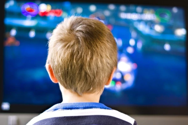 Crianca vendo tv