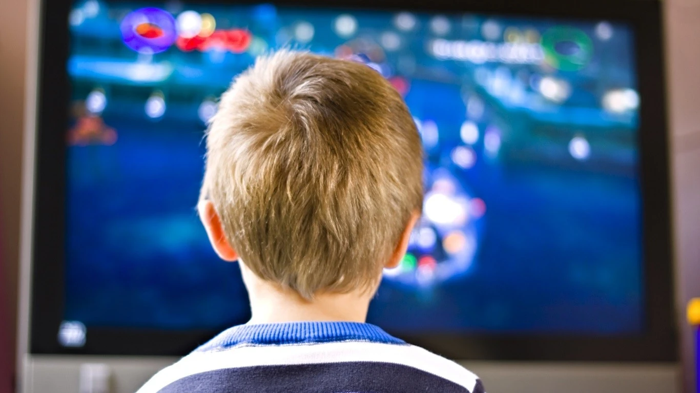 Crianca vendo tv