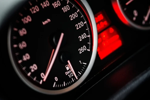 Pane seca carro causa multa