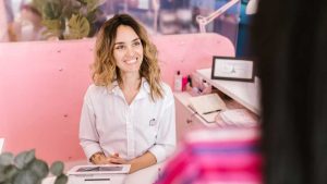 Qual a renda média que uma recepcionista pode atingir?