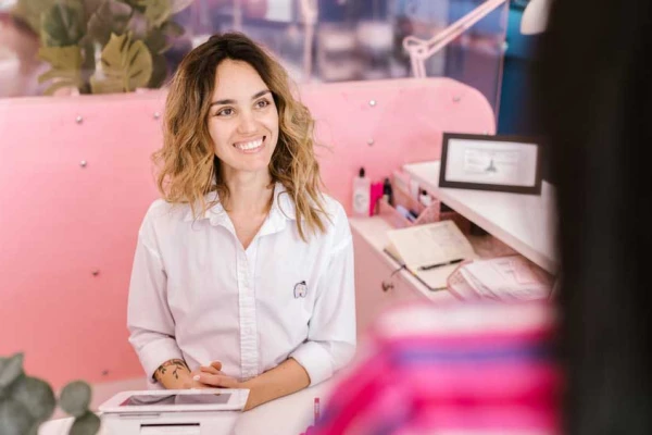 Qual a renda média que uma recepcionista pode atingir?