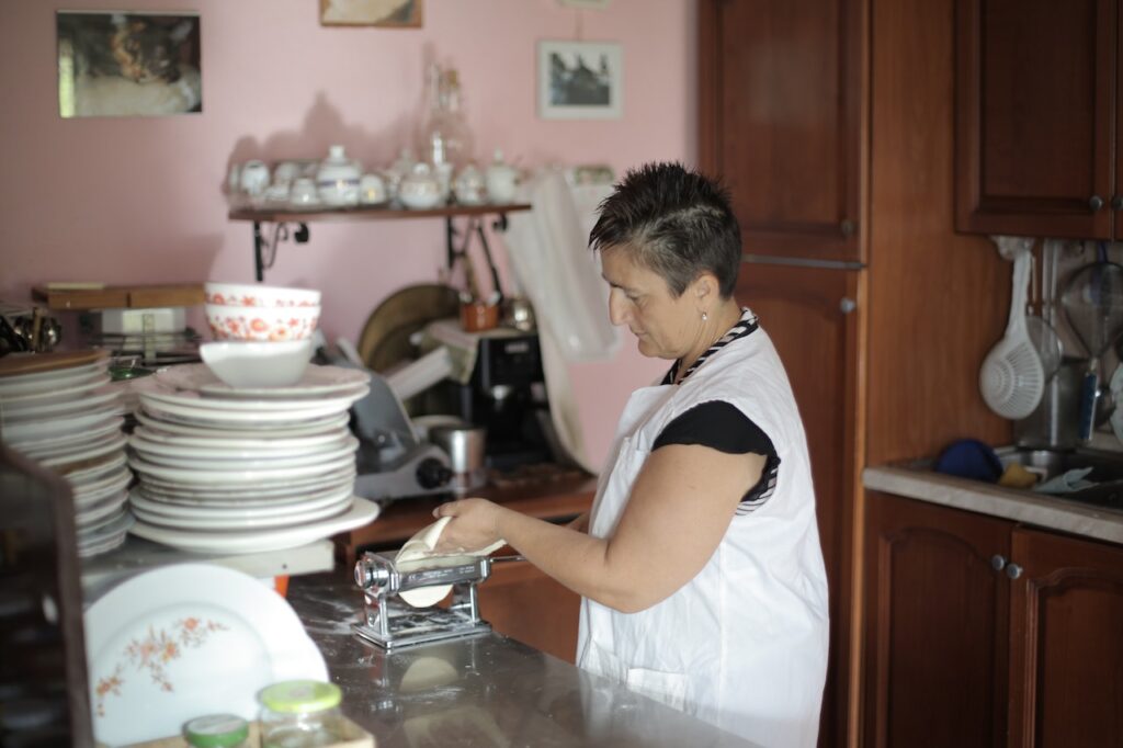 Pia sendo lavada por uma senhora.