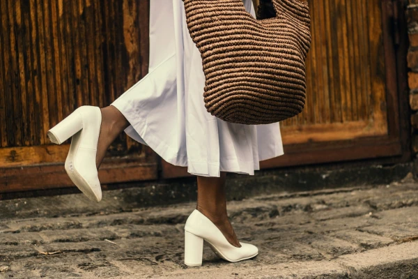 Entenda como escolha acessorios e calcado pode mudar look