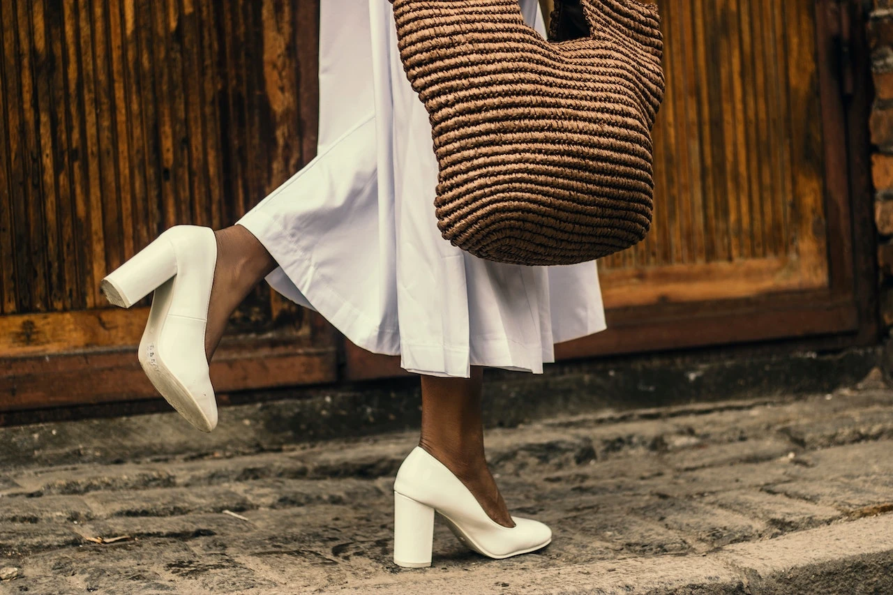 Entenda como escolha acessorios e calcado pode mudar look