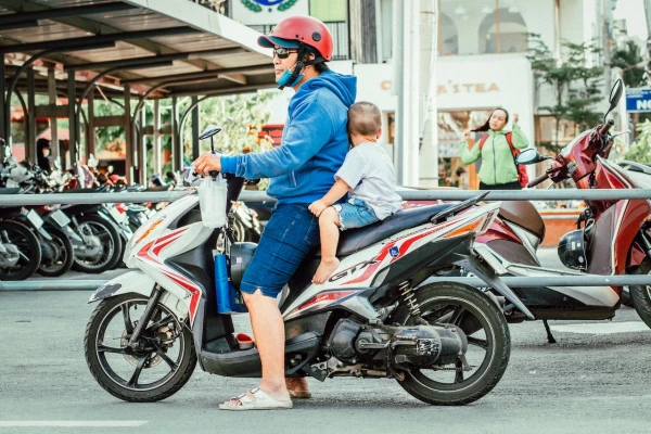 Quais sao as regras para levar criancas na garupa da moto