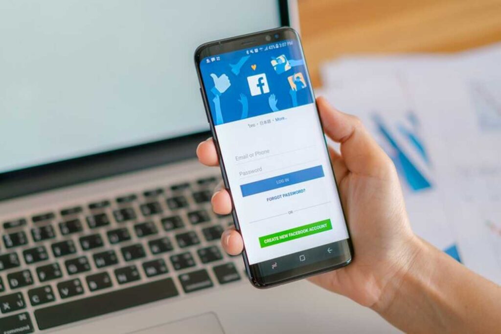 Pessoa com celular na mão aprendendo Como comprar seguidores no Facebook