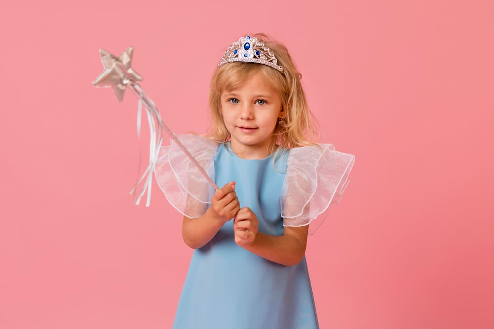 Adoravel menina com fantasia e varinha