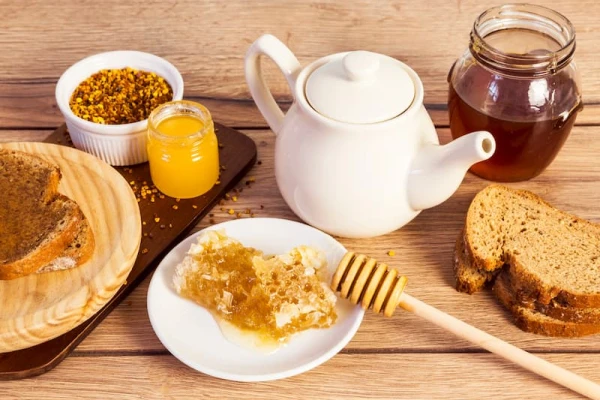 Pequeno almoço saudavel e organico com mel doce