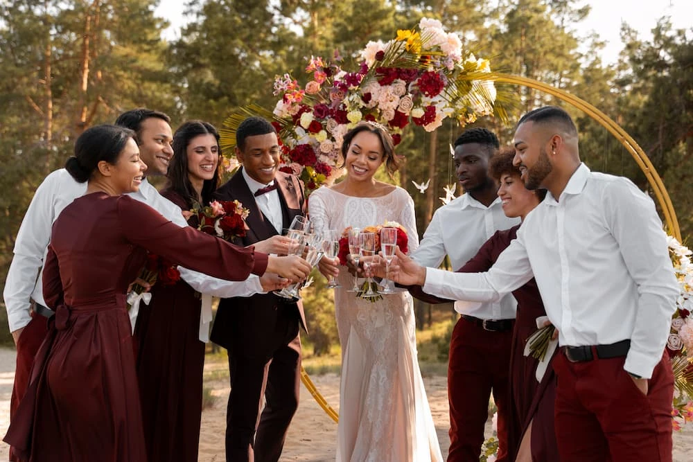 Pessoas curtindo casamento laranja queimado