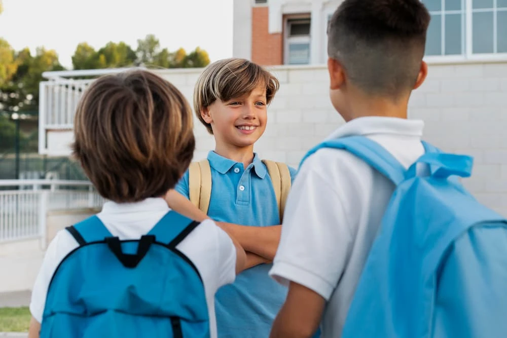 Crianças voltando para escola juntos