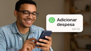 Homem sorridente interagindo com assistente financeiro via WhatsApp em seu celular