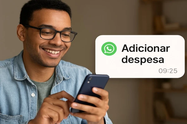 Homem sorridente interagindo com assistente financeiro via WhatsApp em seu celular