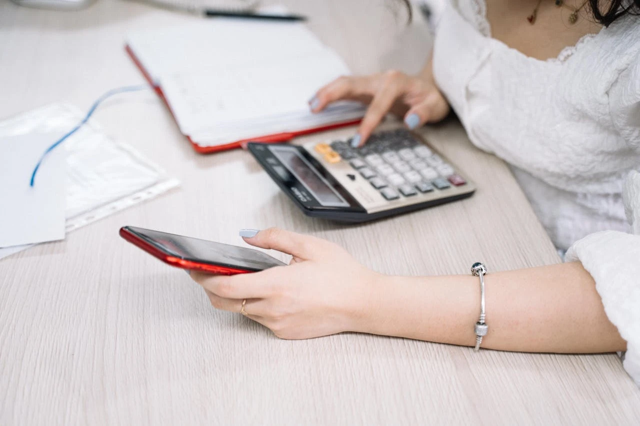 A diferença entre mensalidades e taxas