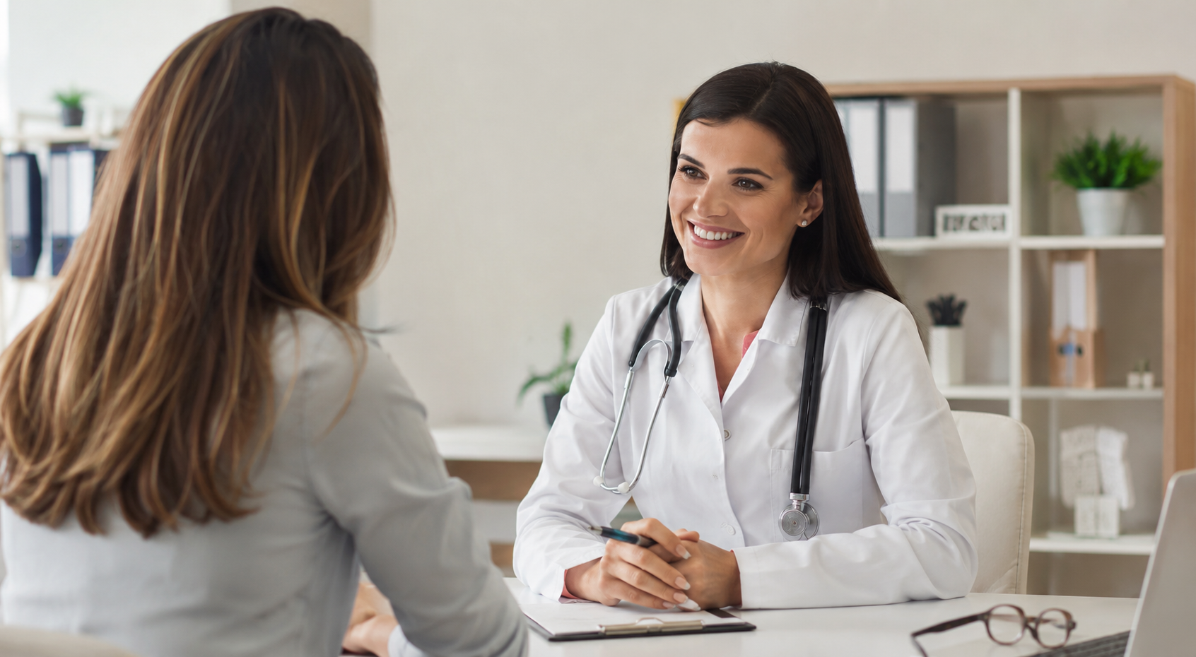 Médica realizando consulta preventiva com paciente em consultório moderno e acolhedor, destacando a importância do acompanhamento médico regular para prevenção de doenças e promoção da saúde.